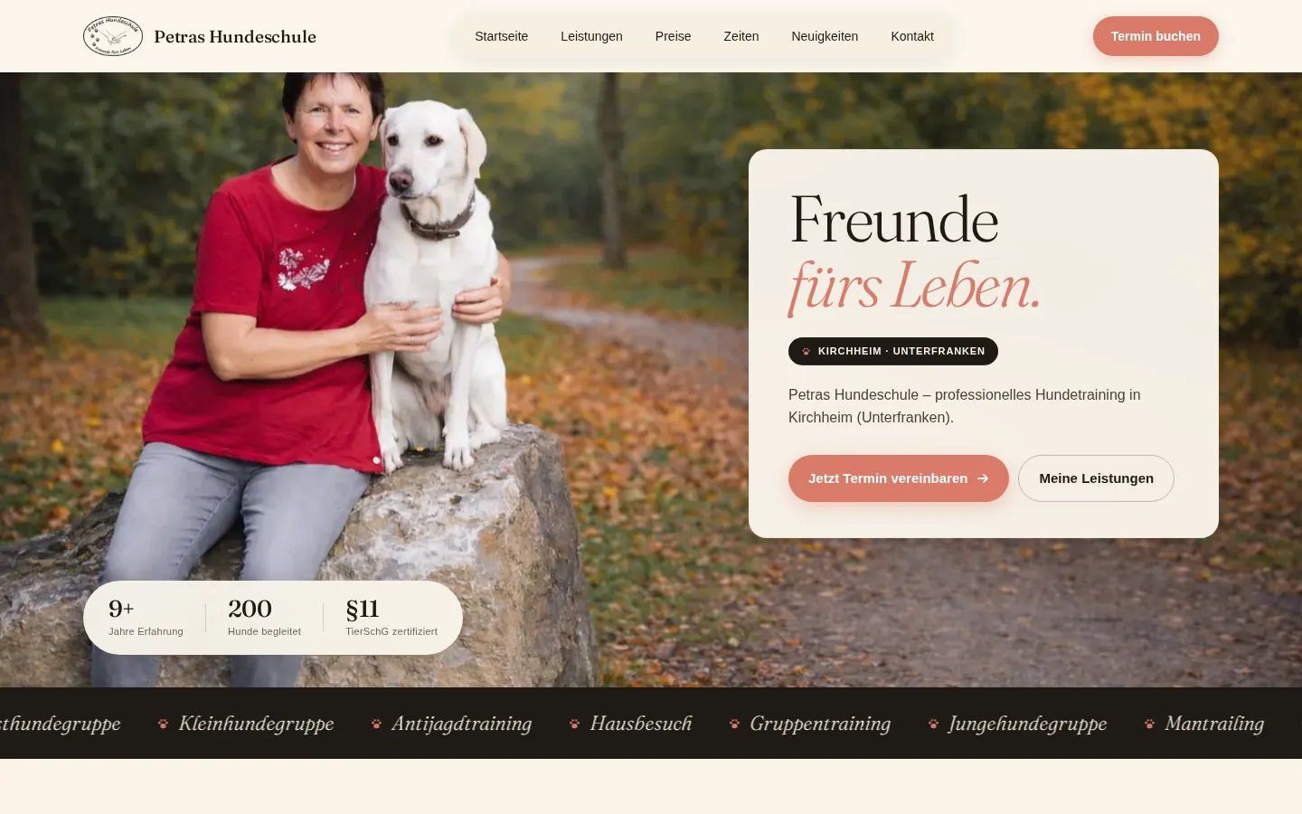 Startseite von hundeschule-kirchheim.de: Petra Maier mit ihrem Hund, daneben „Freunde fürs Leben.“